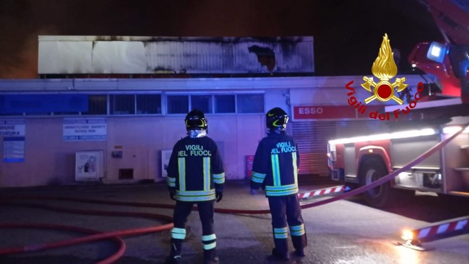 Milano: incendio in mercato ortofrutticolo, bruciati tre capannoni