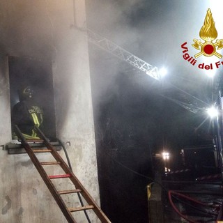 FOTO. Maxi incendio nella notte in una casa di Viggiù: nessun ferito