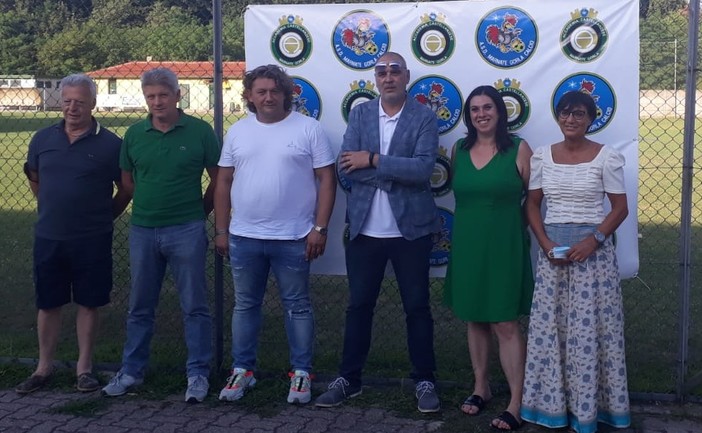 La presentazione dell'Asd Marnate Gorla Calcio. Sotto: il presidente Gussoni con il sindaco di Marnate Elisabetta Galli