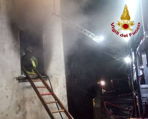 FOTO. Maxi incendio nella notte in una casa di Viggiù: nessun ferito