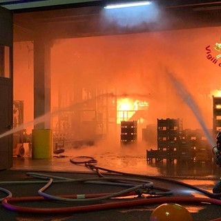 VIDEO e FOTO. Maxi incendio nella notte in un'azienda di Novedrate, in azione anche i vigili del fuoco di Varese