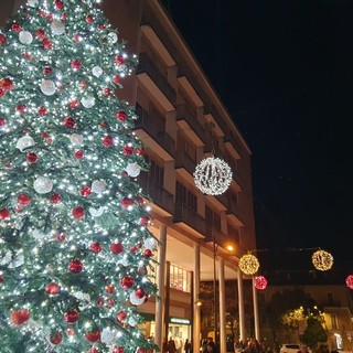 Si accende l’albero di Busto. Il sindaco: «Meno luminarie ma non rinunciamo al Natale, lo dobbiamo ai bambini»