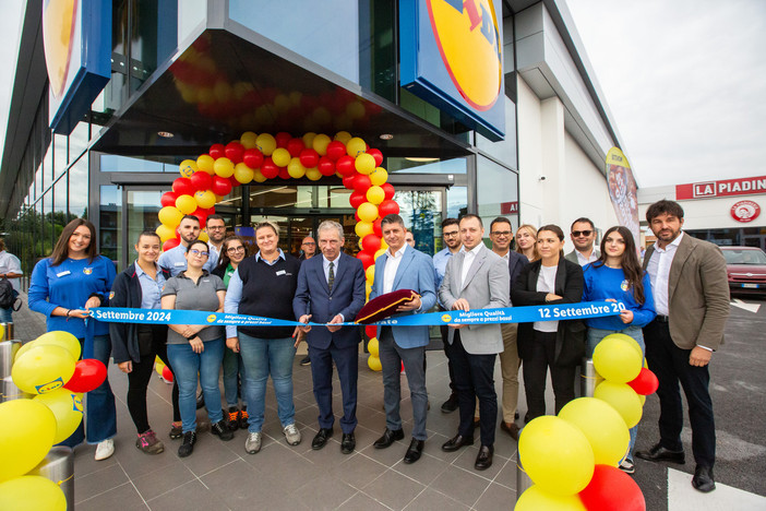 Taglio del nastro per il primo Lidl di Samarate. Creati 11 nuovi posti di lavoro