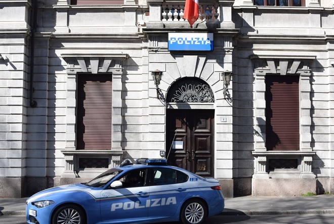 Fermati al casello con 300 grammi di cocaina nascosti nel portaoggetti: arrestati due marocchini dalla Polizia di Busto