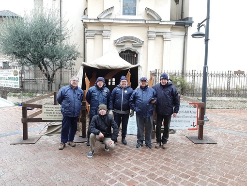 Il presepe degli Alpini torna in centro: «Una tradizione che va avanti da anni»