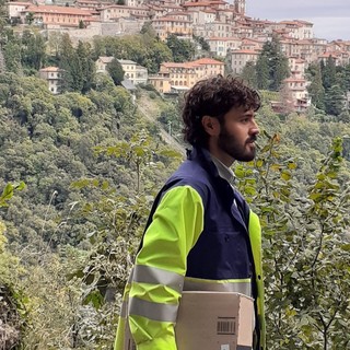 Leonardo Papaianni il postino del Sacro Monte al lavoro