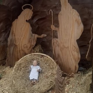 Il Gesù Bambino nella mangiatoia di piazza Alfredo Di Dio - Foto dalla pagina Fb dell'associazione 2L Lombardia Lucania