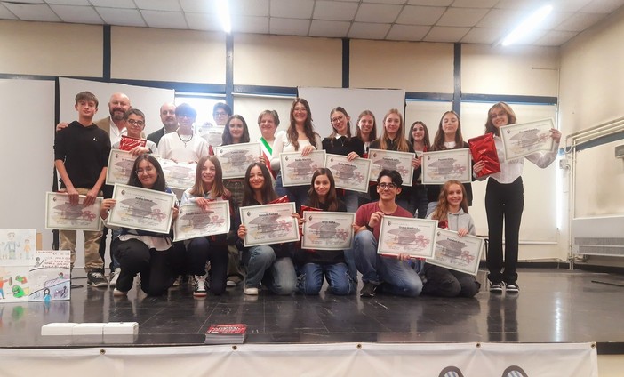 Castellanza premia il merito scolastico: 18 borse di studio ad alunni di terza media