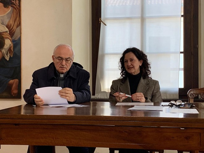 Monsignor Severino Pagani con l'assessore alla Cultura Manuela Maffioli