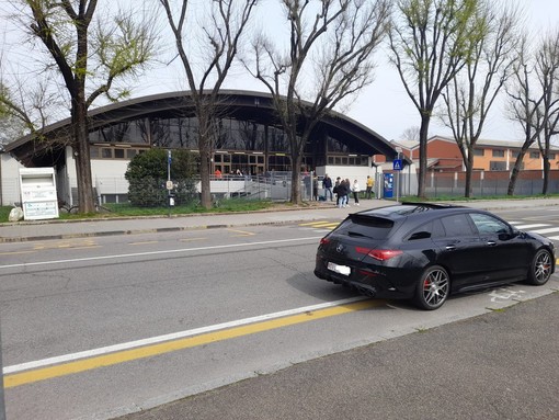 L'auto, lasciata troppo vicino alle &quot;zebre&quot;, poteva nascondere fino all'ultimo eventuali bambini intenzionati ad attraversare