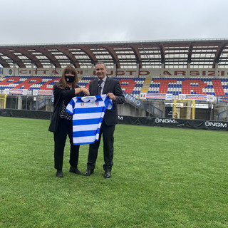 Domenico Citarella con Patrizia Testa sul prato dello stadio Speroni di Busto