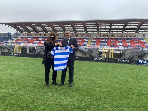 Domenico Citarella con Patrizia Testa sul prato dello stadio Speroni di Busto