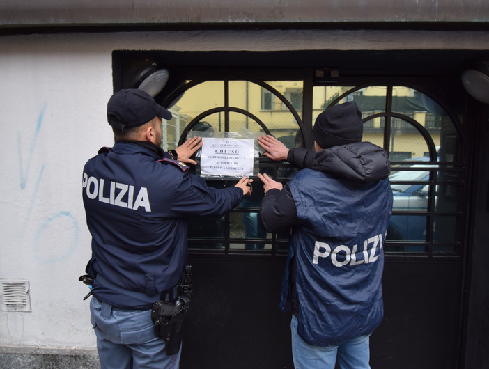 I sigilli posti dalla polizia di Varese sulla porta d'ingresso di una discoteca di via Orrigoni