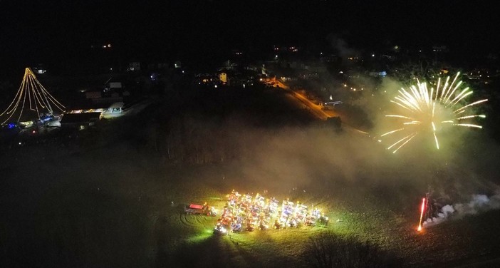 L'Albero di Natale realizzato alla Fattoria Robustelli di Ranco con circa 50 trattori e un Babbo Natale d'eccezione (foto dalla pagina Facebook della Pro Loco Ranco)