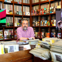 Paolo Carù nella trincea del suo negozio, in piazza Garibaldi