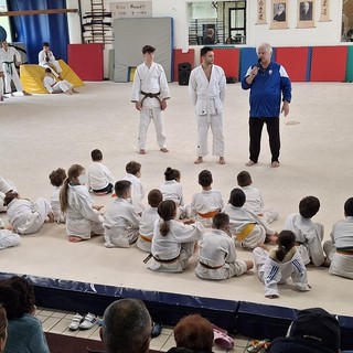 Fabrizio Sottile, al centro, con bambini e famiglie della Pro Patria Judo