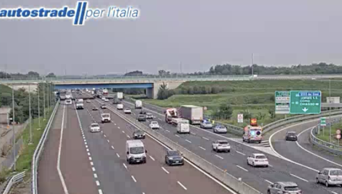 I soccorsi sul luogo dell'incidente (foto dalle webcam di Autostrade per l'Italia)