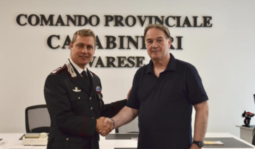 Il luogotenente Ghezzi riceve il saluto del comandante provinciale dei carabinieri, colonnello Marco Gagliardo