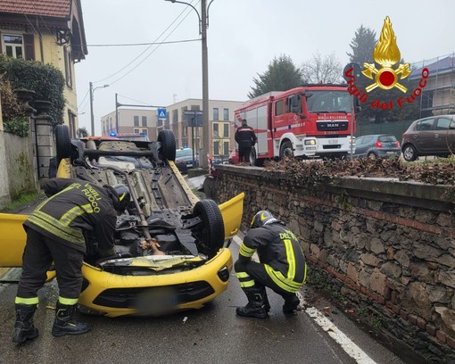 L'auto ribaltata questa mattina sul Sempione a Sesto Calende