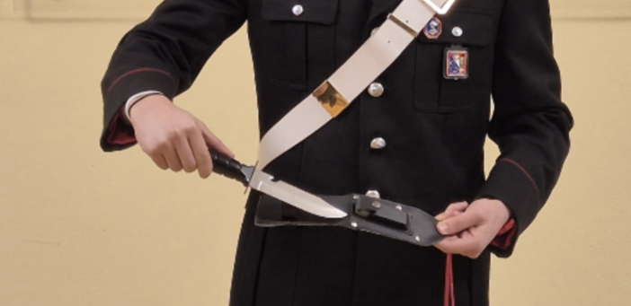 Minaccia con un coltello ragazzi al campetto dopo una lite per gli schiamazzi, un arresto