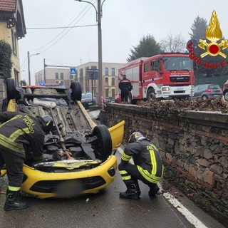 L'auto ribaltata questa mattina sul Sempione a Sesto Calende