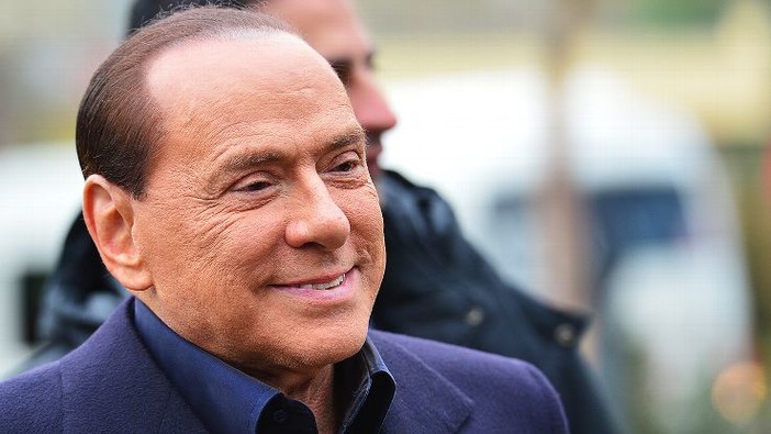 Malpensa: 300 persone in piazza a Milano contro intitolazione a Berlusconi