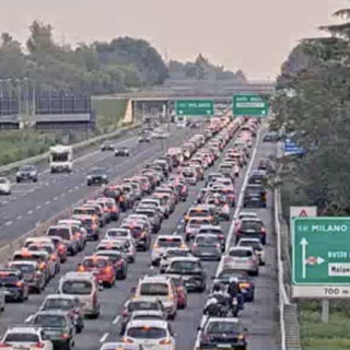 La coda per l'incidente ripresa dalla webcam di Autostrade