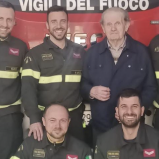 Il signor Adriano Farioli insieme ai suoi salvatori