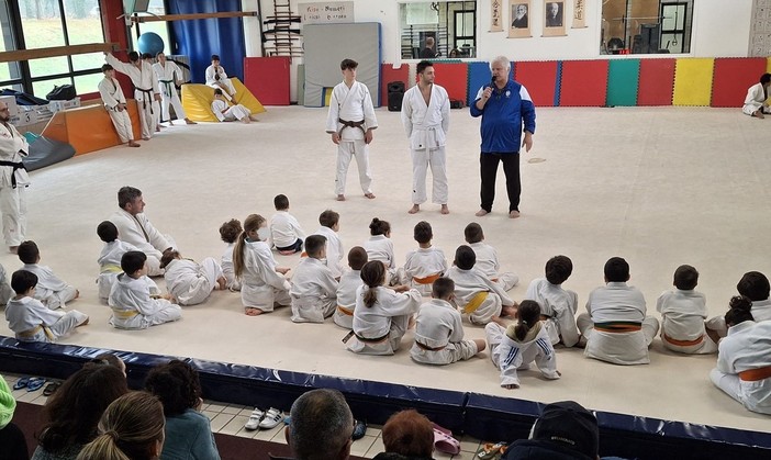 Fabrizio Sottile, al centro, con bambini e famiglie della Pro Patria Judo