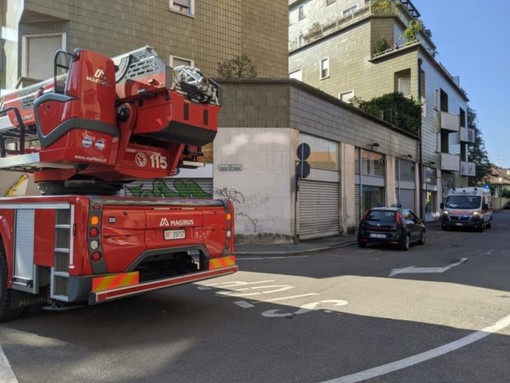 Donna si sente male in una casa al quinto piano, i soccorritori entrano dalla finestra