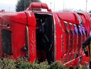 Il camion della spazzatura ribaltato a Saronno (foto da IlSaronno.it)