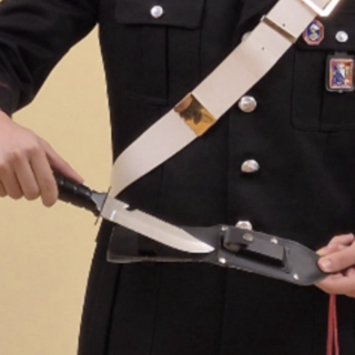 Minaccia con un coltello ragazzi al campetto dopo una lite per gli schiamazzi, un arresto