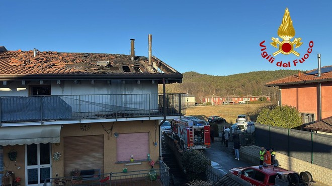 L'intervento dei vigili del fuoco per l'incendio di una mansarda e di un tetto in un'abitazione di Sesto Calende