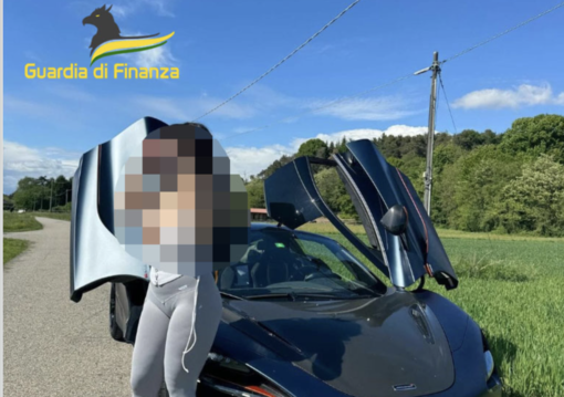 La donna finita nel mirino della Finanza pubblicava spesso foto con auto di lusso