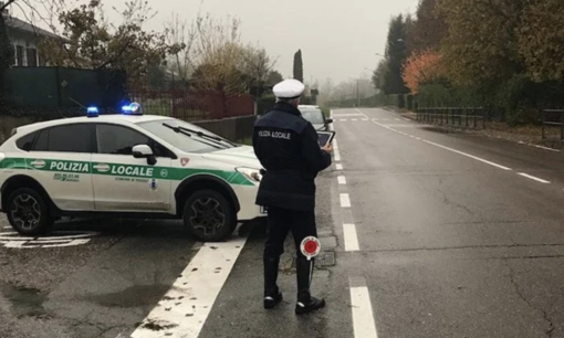 Tampona un'auto, scappa e semina la droga