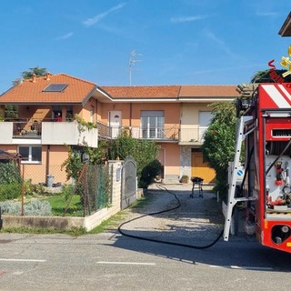 FOTO. Incendio in un'abitazione di Samarate, i vigili del fuoco mettono in salvo due persone