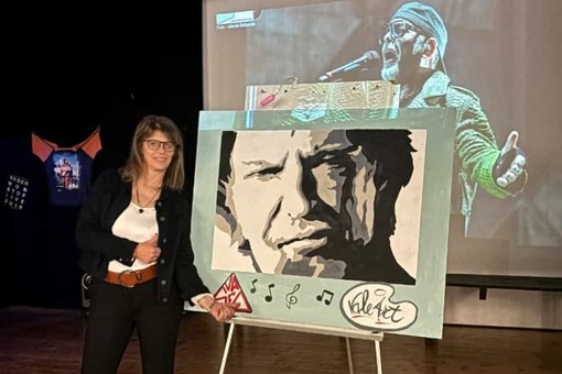 Valentina Dellera con il murales dedicato a Vasco Rossi e mentre crea le sue opere