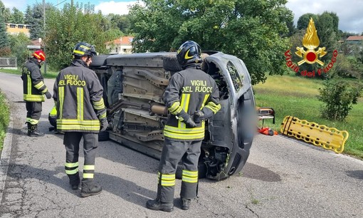 FOTO. Sumirago, si ribalta con l'auto: 81enne portato al pronto soccorso