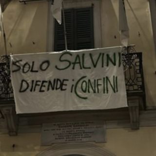 Striscione sulla sede della Lega: «Solo Salvini difende i confini»