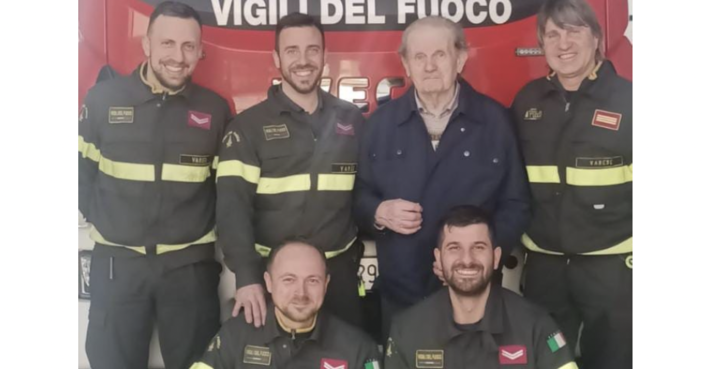 Il signor Adriano Farioli insieme ai suoi salvatori