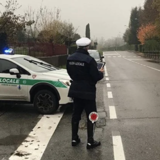 Tampona un'auto, scappa e semina la droga