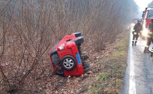 Le immagini dell'auto che si è ribaltata stamattina in via per Appiano a Tradate