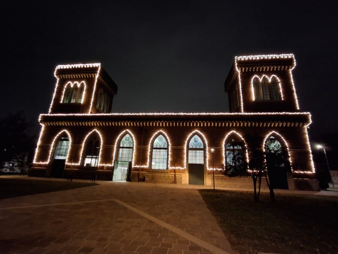 Le luci del Natale disegnano la facciata del Museo del Tessile