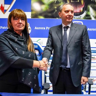 Stretta di mano tra Patrizia Testa e Domenico Citarella (foto Marco Giussani)