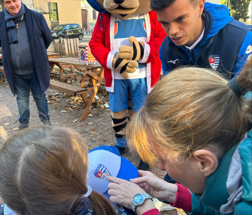 FOTO. Il “Tigrotto” natalizio torna nelle scuole e regala belle sorprese