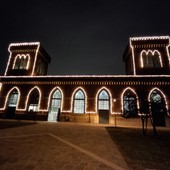 Le luci del Natale disegnano la facciata del Museo del Tessile