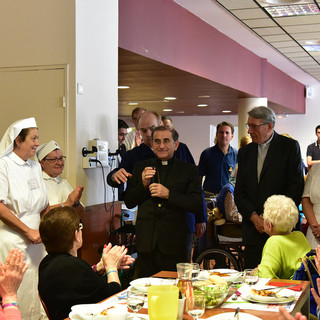 L'Arcivescovo Mario Delpini con il vescovo Roberto Busti e i malati durante l'ultimo pellegrinaggio diocesano a Lourdes (foto di Monica Fagioli)