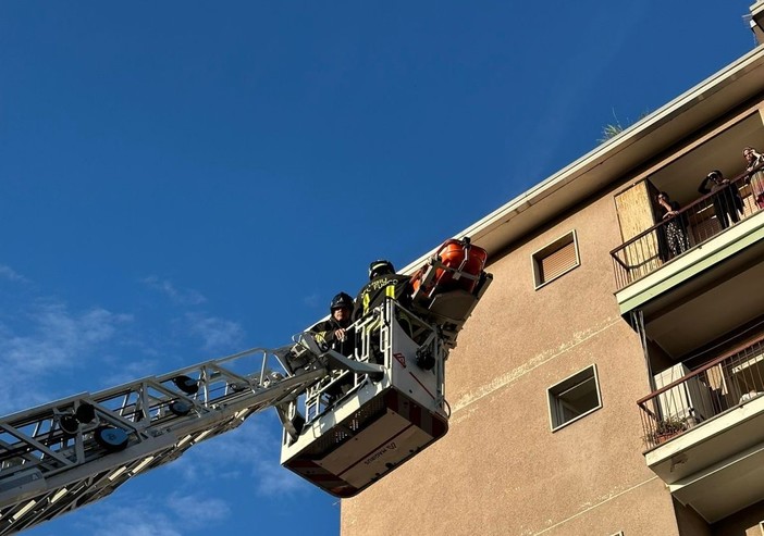 Si sente male al quinto piano di un condominio a Busto: arriva l'autoscala dei vigili del fuoco
