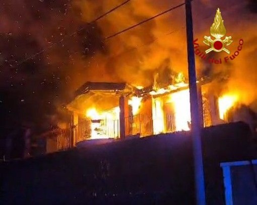 Le immagini dell'incendio di questa notte a Varano Borghi