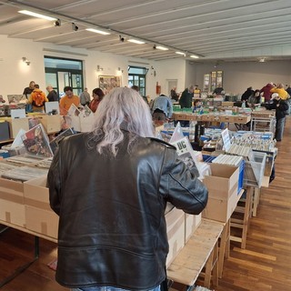 FOTO - L’irresistibile tentazione del vinile, oltre la scaramanzia: 17esimo successo al Museo del Tessile